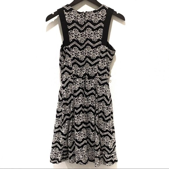 NWT Juniors City Studio Black & Cream Floral Lace Fit and Flare Dress Size 3 - Picture 3 of 10